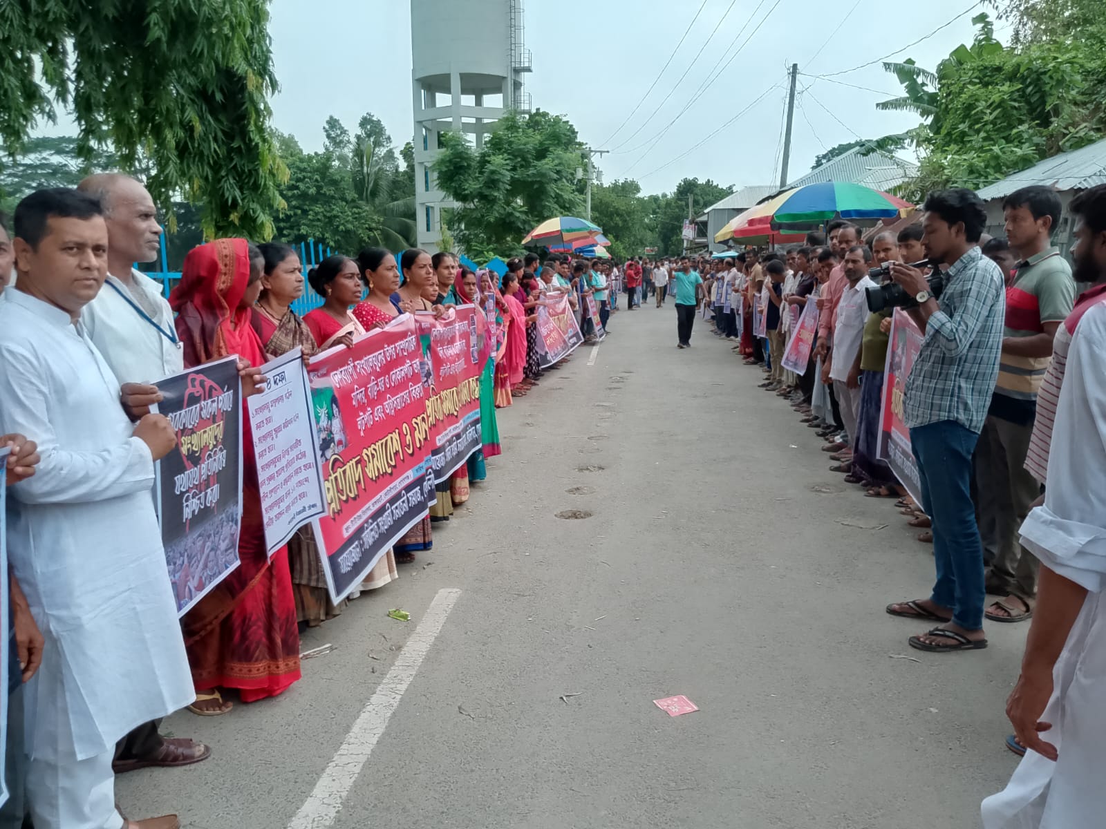 সংখ্যালঘুদের উপর নির্যাতনের প্রতিবাদে গোপালগঞ্জের কোটালীপাড়ায় সনাতন ধর্মাবলম্বীদের মানববন্ধন ও বিক্ষোভ সমাবেশ