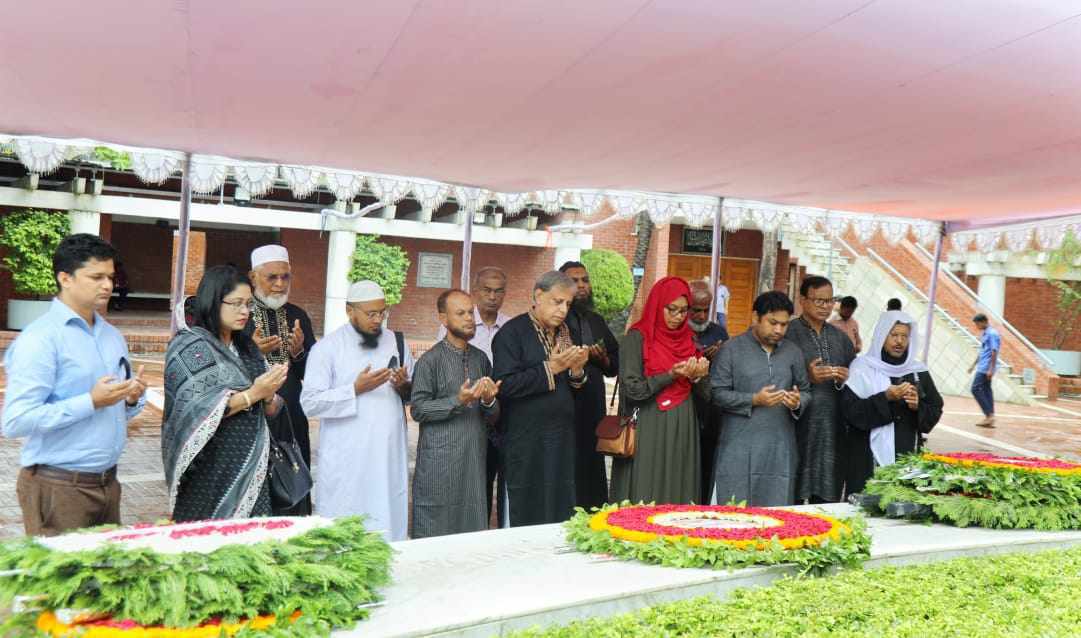 জাতির পিতার সমাধিসৌধে যবিপ্রবি পরিবারের শ্রদ্ধা