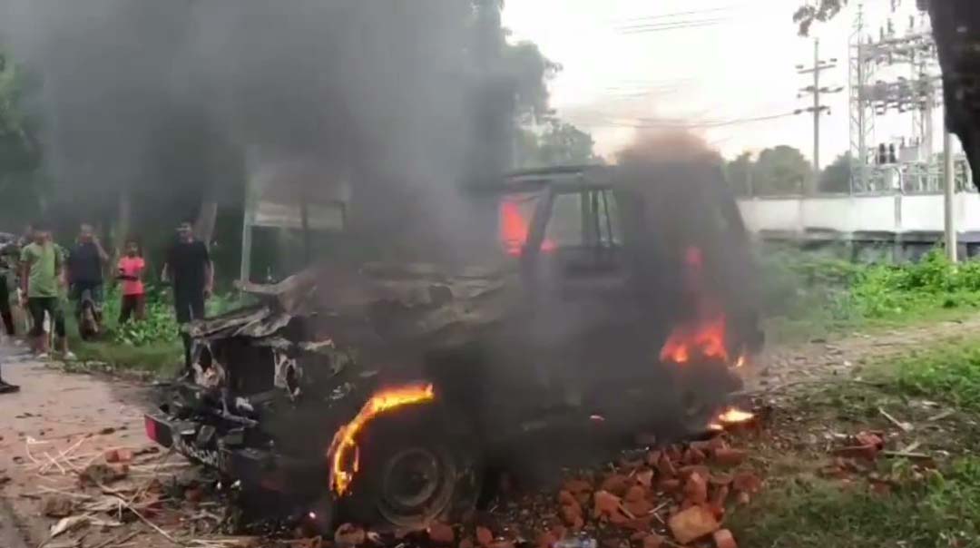 গোপালগঞ্জে সেনাবাহিনী সাথে আওয়ামী লীগ নেতাকর্মীদের সাথে সংঘর্ষ সেনাবাহিনীর গাড়ি ভাংচুর, অগ্নিসংযোগ, অস্ত্র লুট, দুই সাংবাদিকসহ আহত ১৭