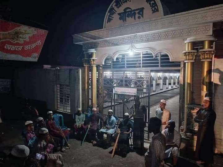 গৌরনদীতে ঐতিহ্যবাহী বার্থী তাঁরা মন্দিরে নিরাপত্তায় মাদ্রাসার ছাত্র