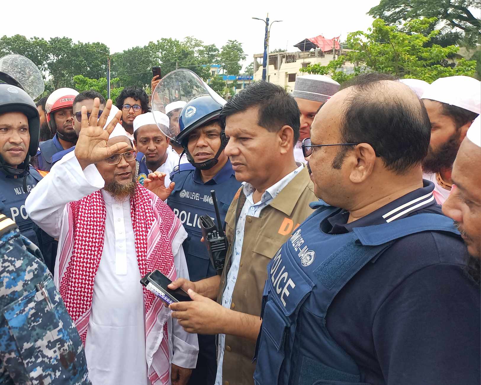 প্যারোলে মুক্তি পেয়ে বোনের জানাজা নামাজে উপস্থিত শায়েখ জসীম উদ্দিন রাহমানী।