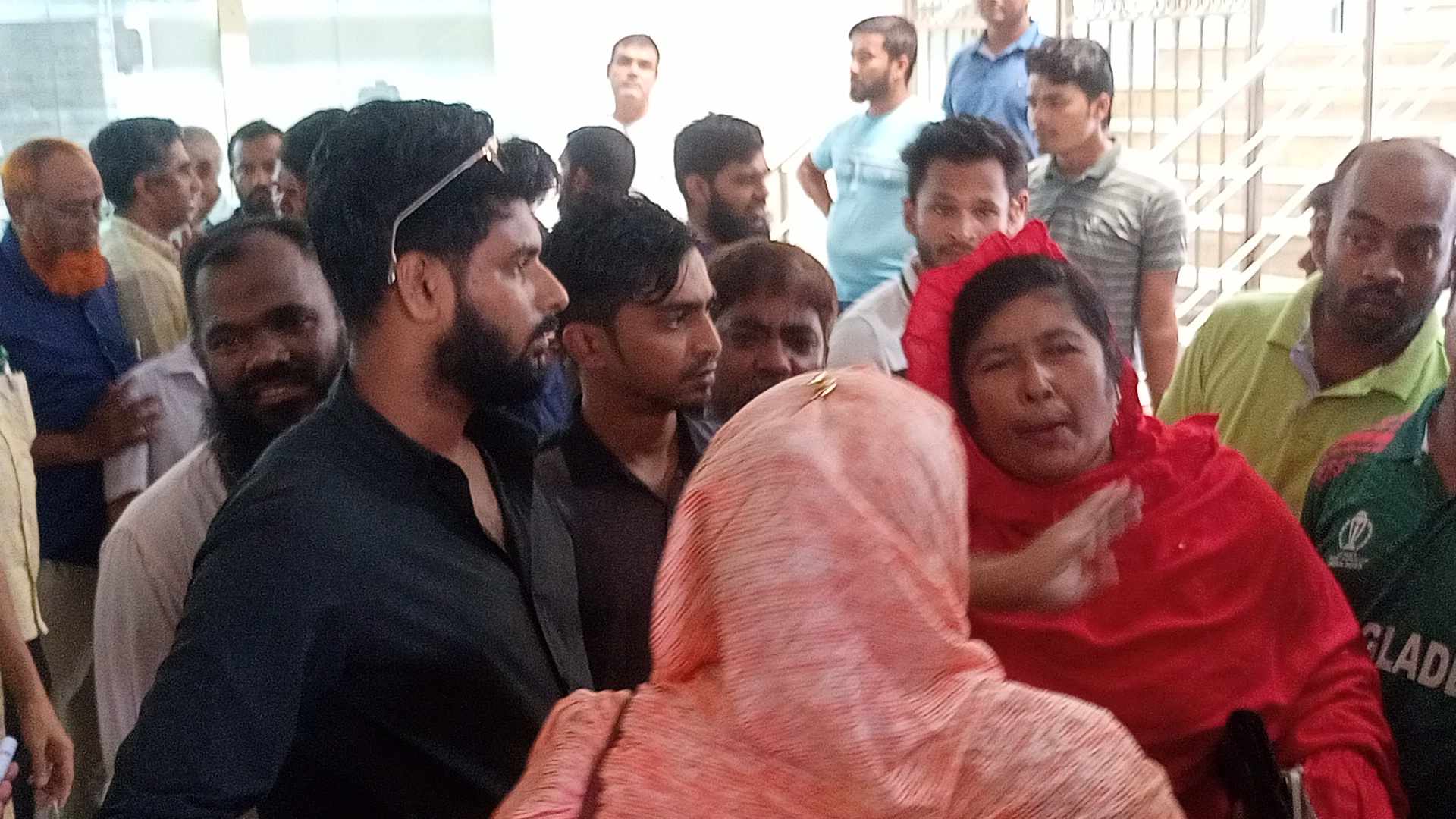 ভোলা কিচেন মার্কেটে মানববন্ধন, দুই গ্রুপের ধস্তাধস্তি