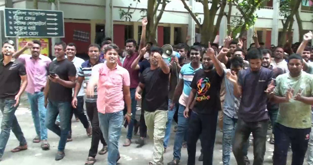 ১১ দফা দাবী গোপালগঞ্জে কর্মবিরতি পালন ও বিক্ষাভ সমাবেশ করেছে পুলিশ সদস্যরা