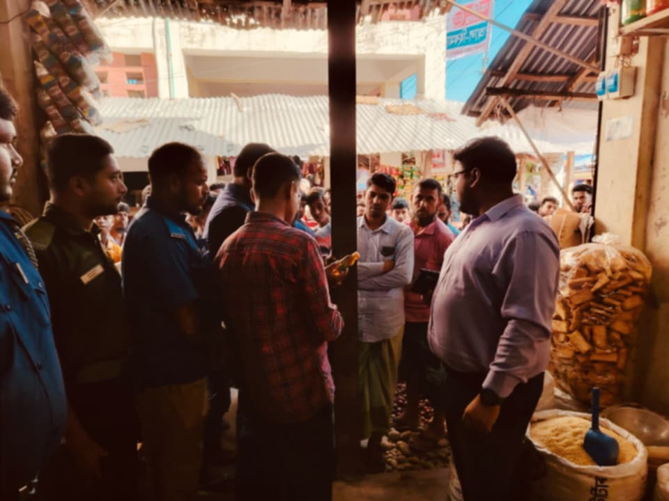 নিষিদ্ধ পলিথিন রাখার অপরাধে ১ ব্যবসায়ীকে জরিমানা