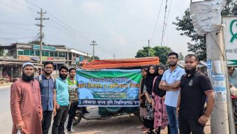 বন্যার্তদের মাঝে ত্রাণ ও প্রাণিখাদ্য বিতরণ খুকৃবির