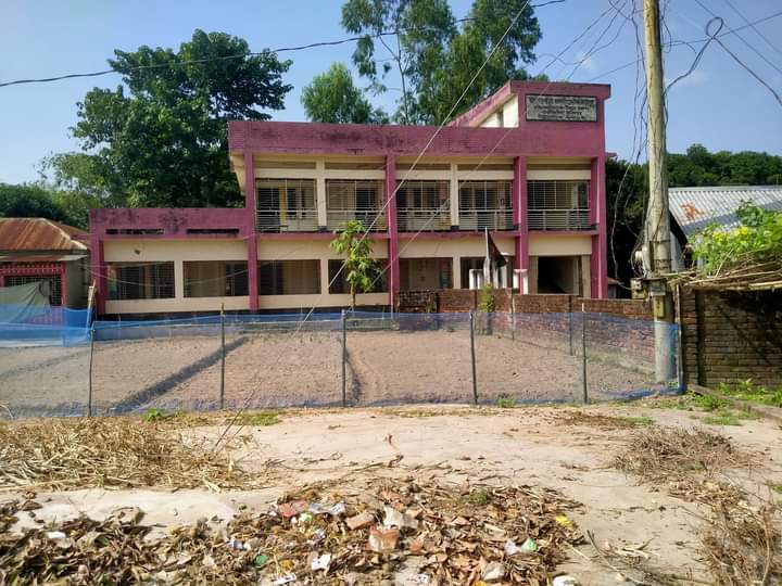 বিদ্যালয়ের মাঠ দখল করে সবজি চাষ, শিক্ষার্থীদের মেধা বিকাশে বাধা