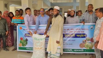 নলছিটিতে বিনামূল্যে  সার ও বীজ  পেলো ১৬২০ জন কৃষক