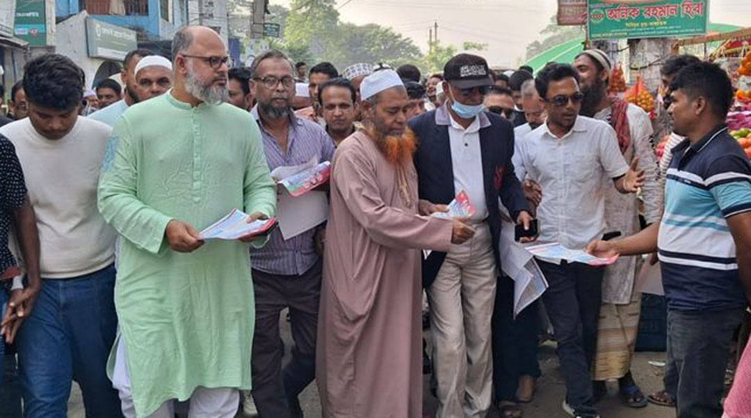 গোপালগঞ্জে জেলা বিএনপির ৩১ দফা সম্বলিত লিফলেট বিতরণ