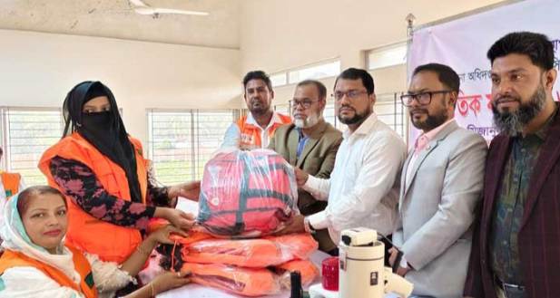 গলাচিপায় সিপিপি সেচ্ছাসেবকদের মাঝে সাংকেতিক যন্ত্রপাতি ও গিয়ার বিতরণ