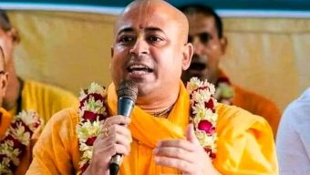 জাতীয় পতাকা অবমাননার অভিযোগে রাষ্ট্রদ্রোহ আইনের মামলায় চিন্ময় কৃষ্ণ দাস ব্রহ্মচারী গ্রেফতার