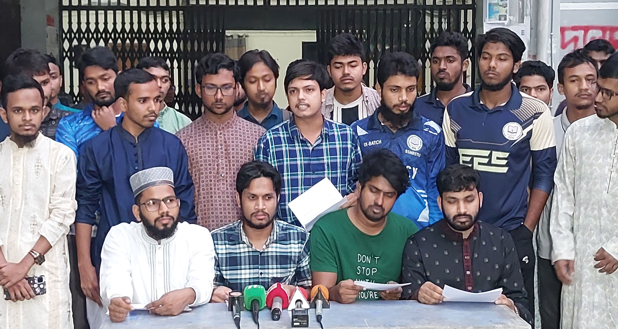 বিজ্ঞপ্তি ছাড়াই নিষিদ্ধ ঘোষিত ছাত্রলীগের সাবেক নেতাকে উপাচার্যের পিএস নিয়োগ, প্রতিবাদে শিক্ষার্থীদের সাংবাদ সম্মেলন