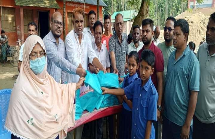 গাইবান্ধায় প্রাথমিক বিদ্যালয়ের শিক্ষার্থীদের মাঝে শীতবস্ত্র বিতরণ