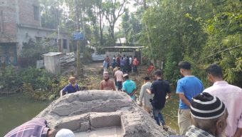 ৭০ বছরের পুরানো দখলীয় বসতবাড়িতে জোরপূর্বক ঘর উত্তোলন করে জমি দখলের অভিযোগ