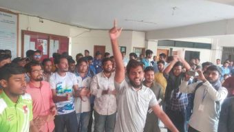 অবৈধভাবে উপাচার্যের পিএস নিয়োগ: উপাচার্য  দপ্তরে শিক্ষার্থীদের অবস্থান!
