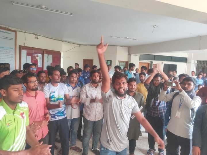 অবৈধভাবে উপাচার্যের পিএস নিয়োগ: উপাচার্য  দপ্তরে শিক্ষার্থীদের অবস্থান!
