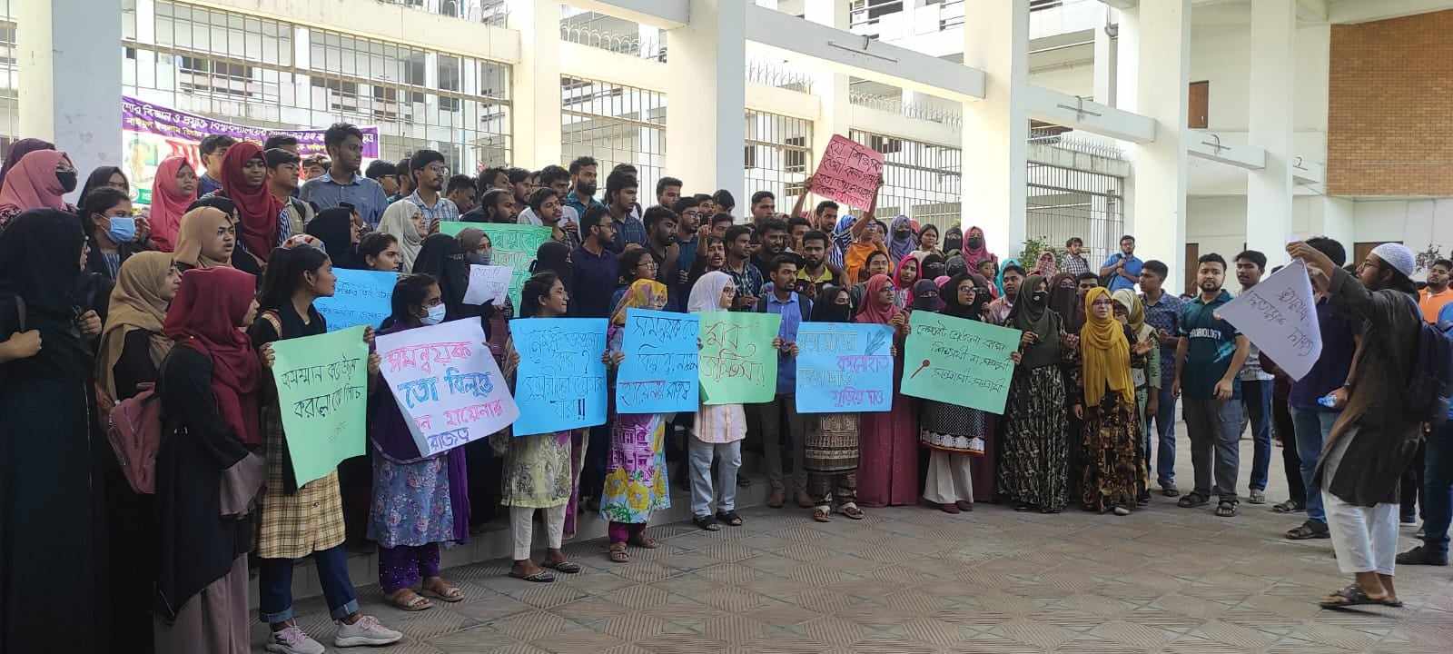 যবিপ্রবির শিক্ষককে অপমানের  প্রতিবাদে বিক্ষোভ