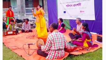 বানারীপাড়ায় সচেতনতা বিষয়ক পটগান পরিবেশন