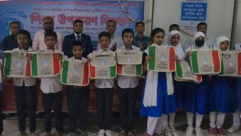 গোপালগঞ্জে শতাধিক শিক্ষার্থীদের মাঝে দুর্নীতি বিরোধী স্লোগান সম্বলিত শিক্ষা উপকরণ বিতরণ