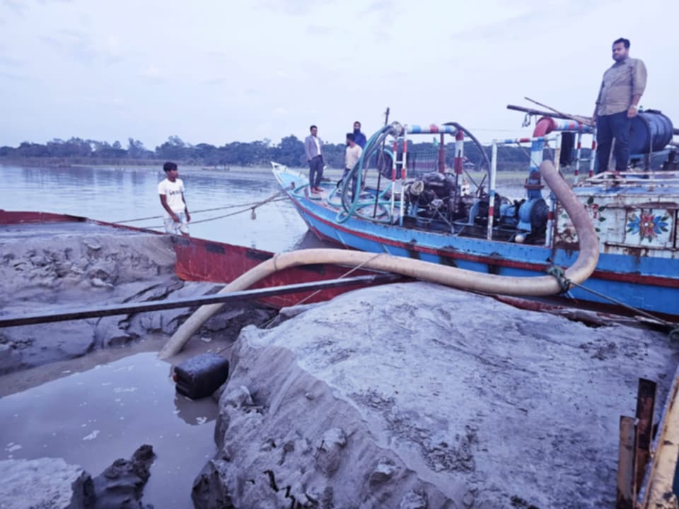 বোরহানউদ্দিনে অবৈধভাবে বালু উত্তোলন করায় যুবক আটক ও ১ টি ড্রেজার বলগেট জব্দ