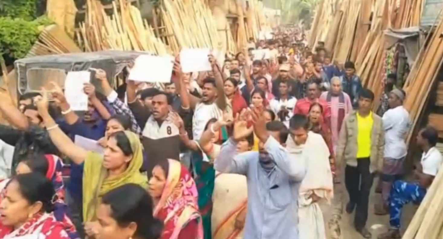 গোপালগঞ্জের কোটালীপাড়ায় চিন্ময় কৃষ্ণ দাসের মুক্তির দাবীতে বিক্ষোভ মিছিলে পুলিশের সাথে ধাওয়া-পাল্টা ধাওয়া, আটক-৩