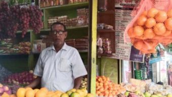 গলাচিপায় পুলিশের মধ্যস্থতায় আড়ৎদারের টাকা ফেরত দিয়েছেন ফল ব্যবসায়ী