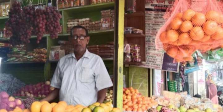 গলাচিপায় পুলিশের মধ্যস্থতায় আড়ৎদারের টাকা ফেরত দিয়েছেন ফল ব্যবসায়ী