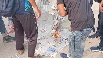 যবিপ্রবিতে প্রথম আলো ও ডেইলি স্টার পত্রিকা পুড়িয়ে বিক্ষোভ