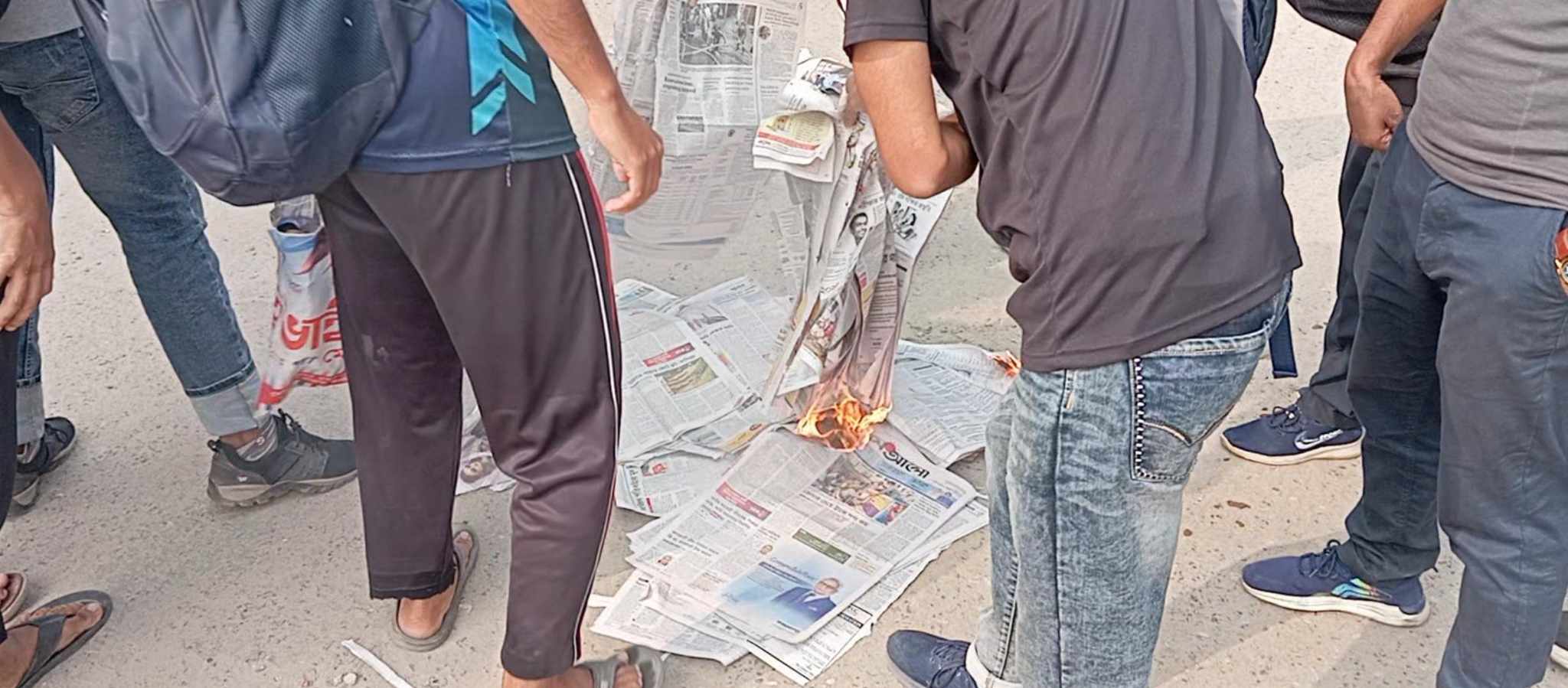 যবিপ্রবিতে প্রথম আলো ও ডেইলি স্টার পত্রিকা পুড়িয়ে বিক্ষোভ