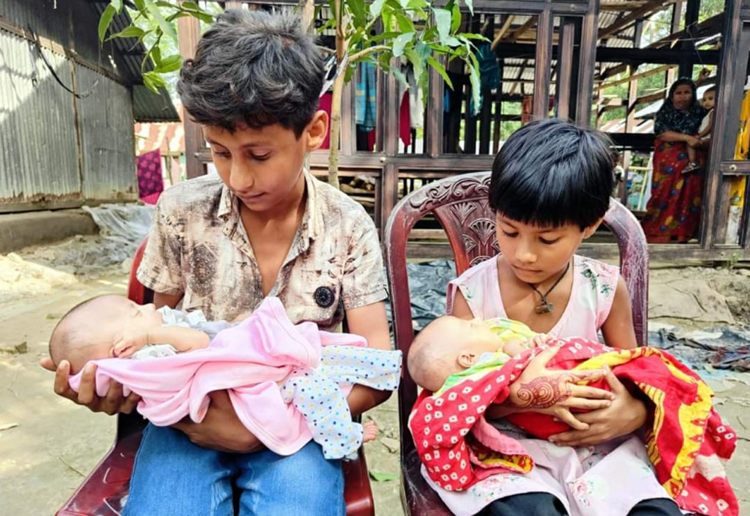 মাকে হারিয়ে ও বাবা গ্রেফতার হওয়ায় সদ্যজাত দুইবোনসহ তিন বোনকে নিয়ে বিপাকে গোপালগঞ্জের শিশু সাজ্জাদ