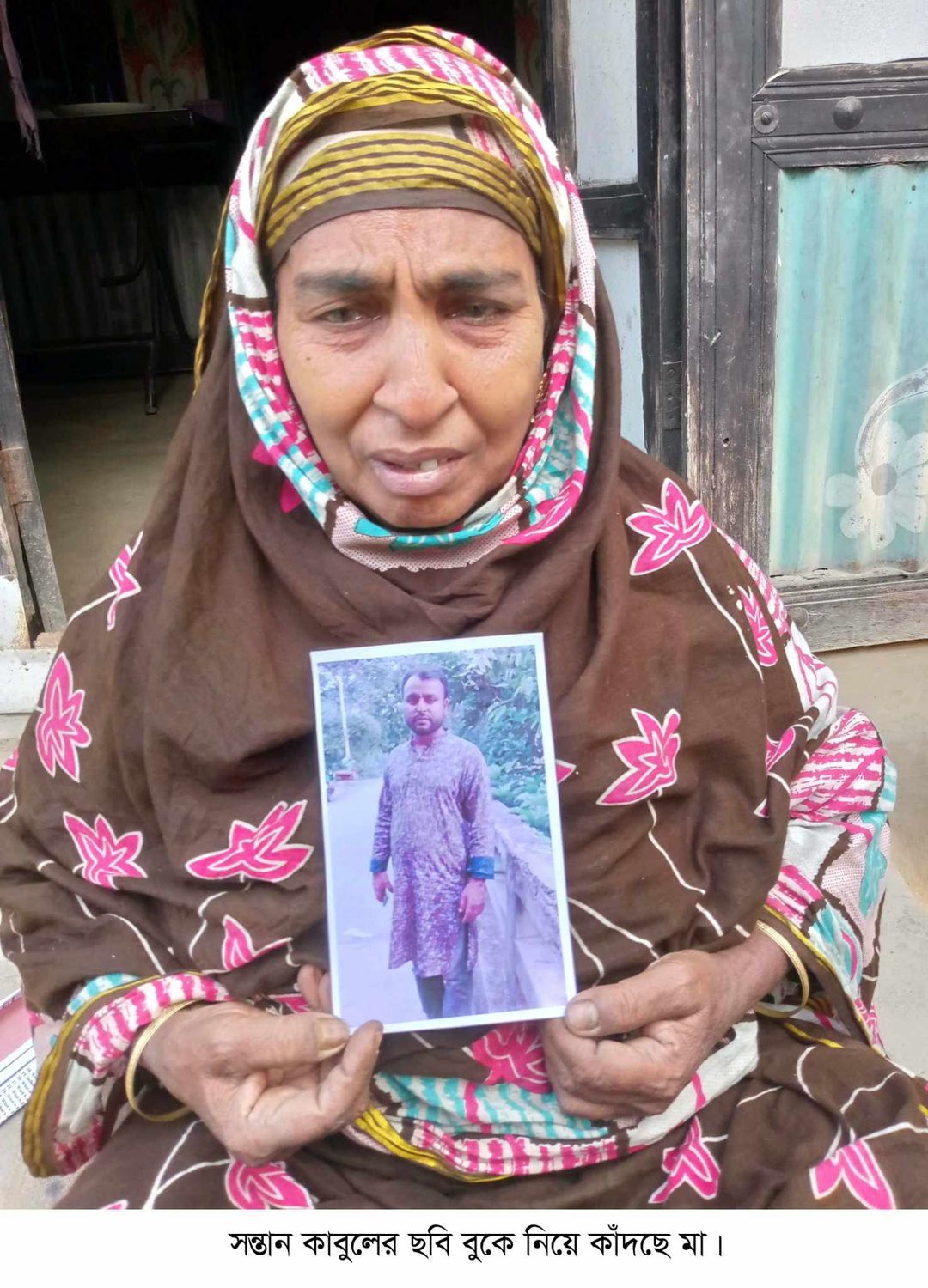 কারাবন্দি ছেলের ছবি বুকে নিয়ে কাঁদছেন মা, সন্তান ভূমিষ্ঠ হওয়ার আগে স্বামীর মুক্তি চাচ্ছেন স্ত্রী