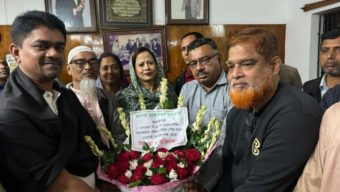 নব নির্বাচিত বাজার ব্যবসায়ী কমিটির পক্ষ থেকে বিএনপির আহবায়ক মাফরুজা সুলতানাকে শুভেচ্ছা