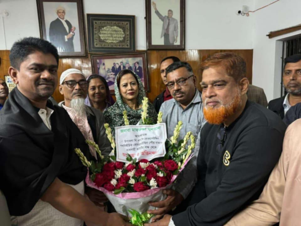 নব নির্বাচিত বাজার ব্যবসায়ী কমিটির পক্ষ থেকে বিএনপির আহবায়ক মাফরুজা সুলতানাকে শুভেচ্ছা