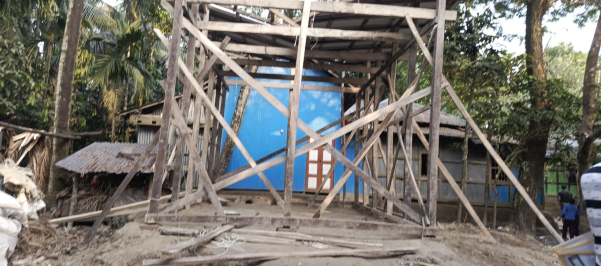 বোরহানউদ্দিনে আদালতের  নিষেধাজ্ঞা অমান্য করে ঘর উত্তোলন,থানায় অভিযোগ দায়ের