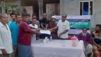 তালতলীতে রাখাইন জেলেদের মাঝে মাছ ধরা ট্রলার বিতরণ