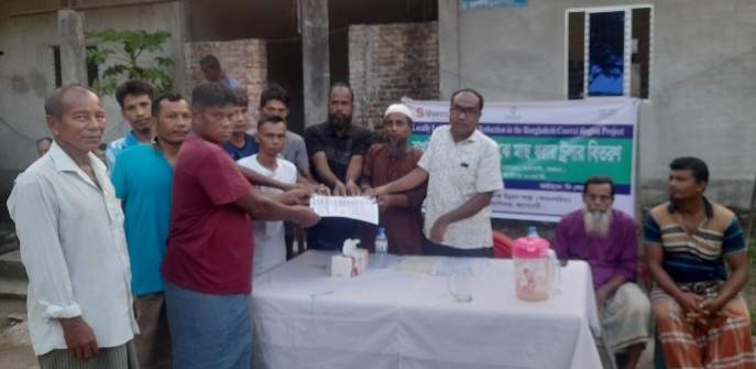 তালতলীতে রাখাইন জেলেদের মাঝে মাছ ধরা ট্রলার বিতরণ