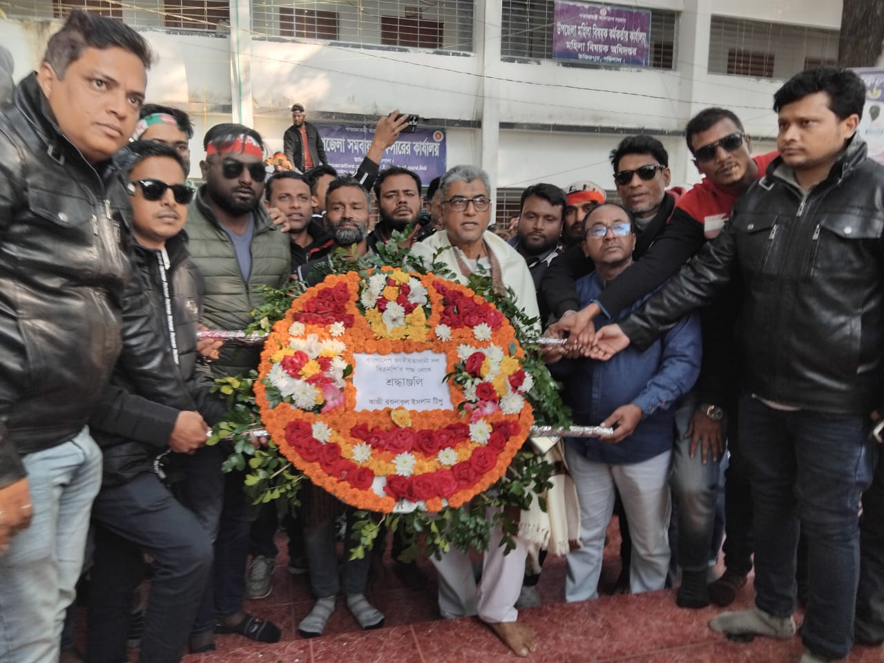 বিজয় দিবসে কাজী রওনাকুল ইসলাম টিপুর শ্রদ্ধাঞ্জলি