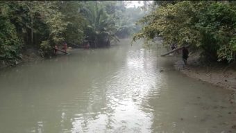 ইন্দুরকানীতে খালে বিষ ঢেলে মাছ শিকার