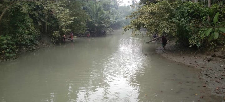 ইন্দুরকানীতে খালে বিষ ঢেলে মাছ শিকার