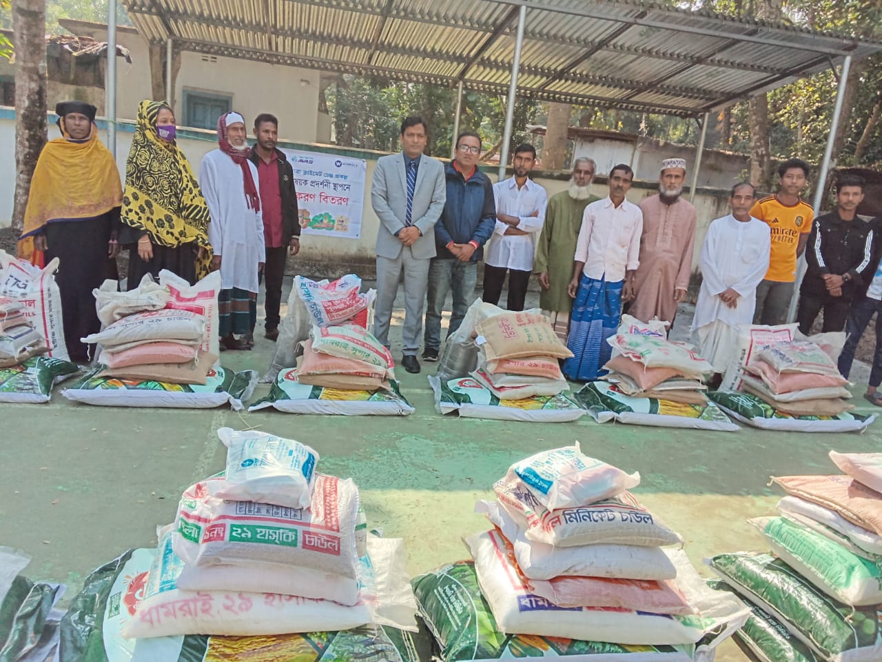 খামারিদের মাঝে কৃষি উপকরণ বিতরণ