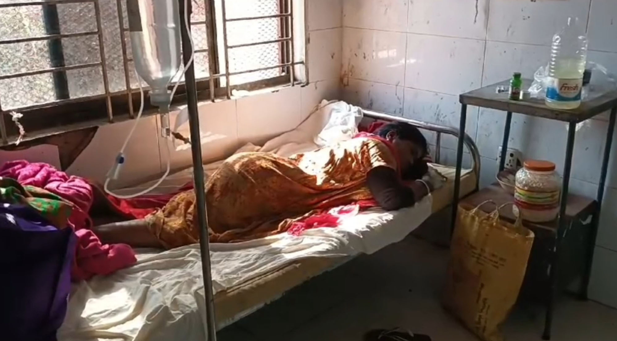 গোপালগঞ্জে জমিজমা বিরোধের জেরে নারীর উপর এসিড নিক্ষেপের অভিযোগ