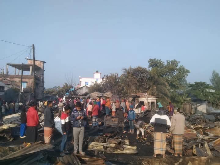 বরগুনায় গভীর রাতের অগ্নিকাণ্ডে ১৪টি ঘর ভস্মিভূত