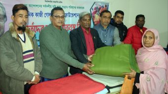 গৌরনদীতে শীতার্তদের মাঝে কম্বল বিতরণ