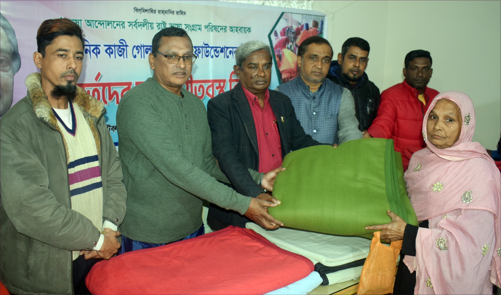 গৌরনদীতে শীতার্তদের মাঝে কম্বল বিতরণ