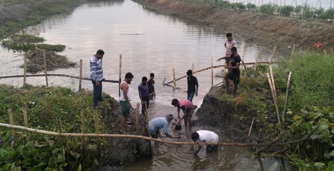 বাঁধ অপসারণ করে দেড় কিলোমিটার খাল প্রভাবশালী কবল থেকে দখল মুক্ত, ২০ হাজার টাকা জরিমানা