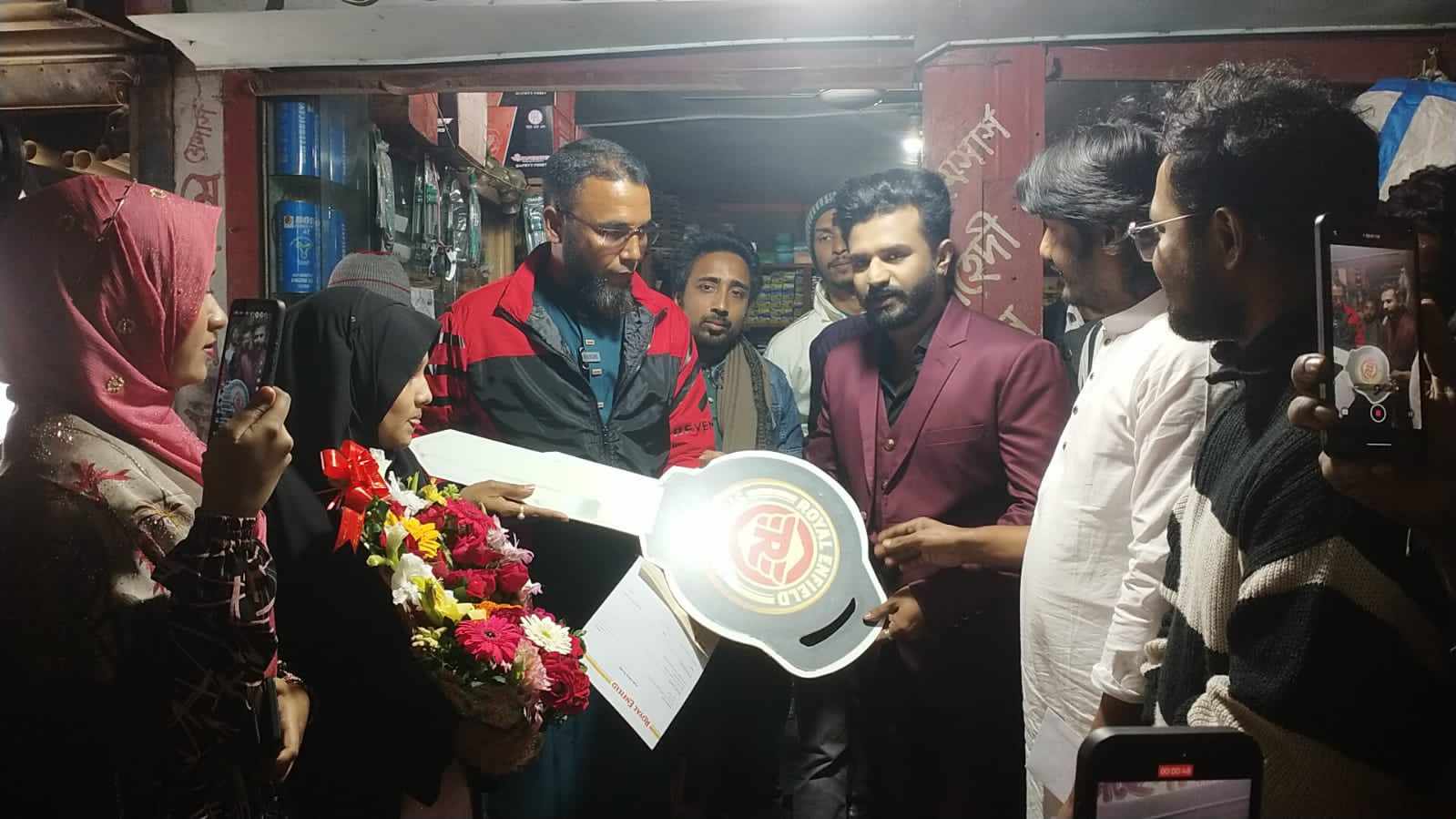 বাগেরহাটে জ্যাকেট কিনে রয়েল এনফিল্ড পেলেন ব্যবসায়ী ফরিদ