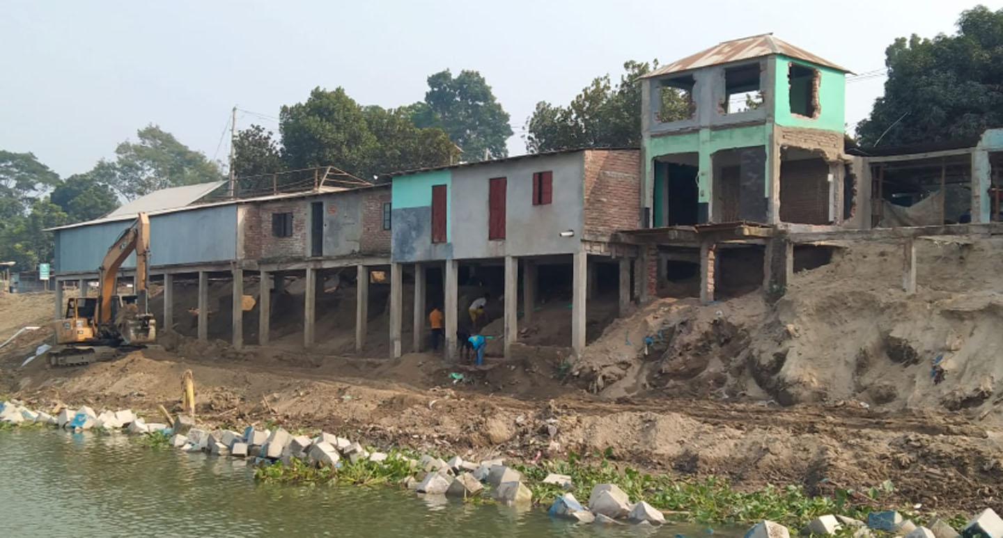 গোপালগঞ্জে ৫ কোটি টাকার উন্নয়ন কাজে বাঁধা ৫০ অবৈধ স্থাপনা