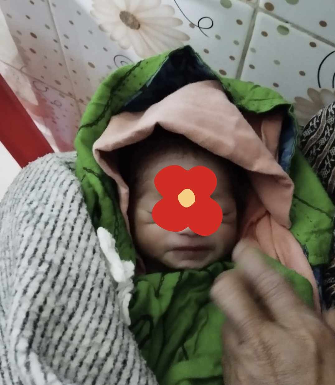 সড়কের পাশ থেকে পাওয়া গেল এক নবজাতক