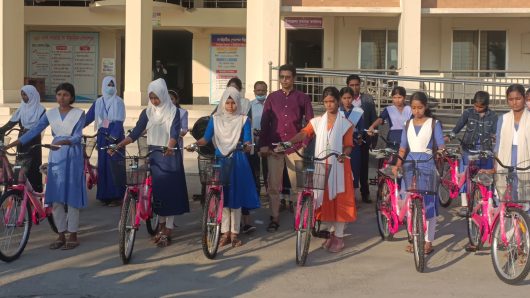 বাইসাইকেল পেয়ে সঠিক সময়ে নিয়মিত বিদ্যালয়ে আসার প্রতিশ্রুতি ২৫ শিক্ষার্থীর