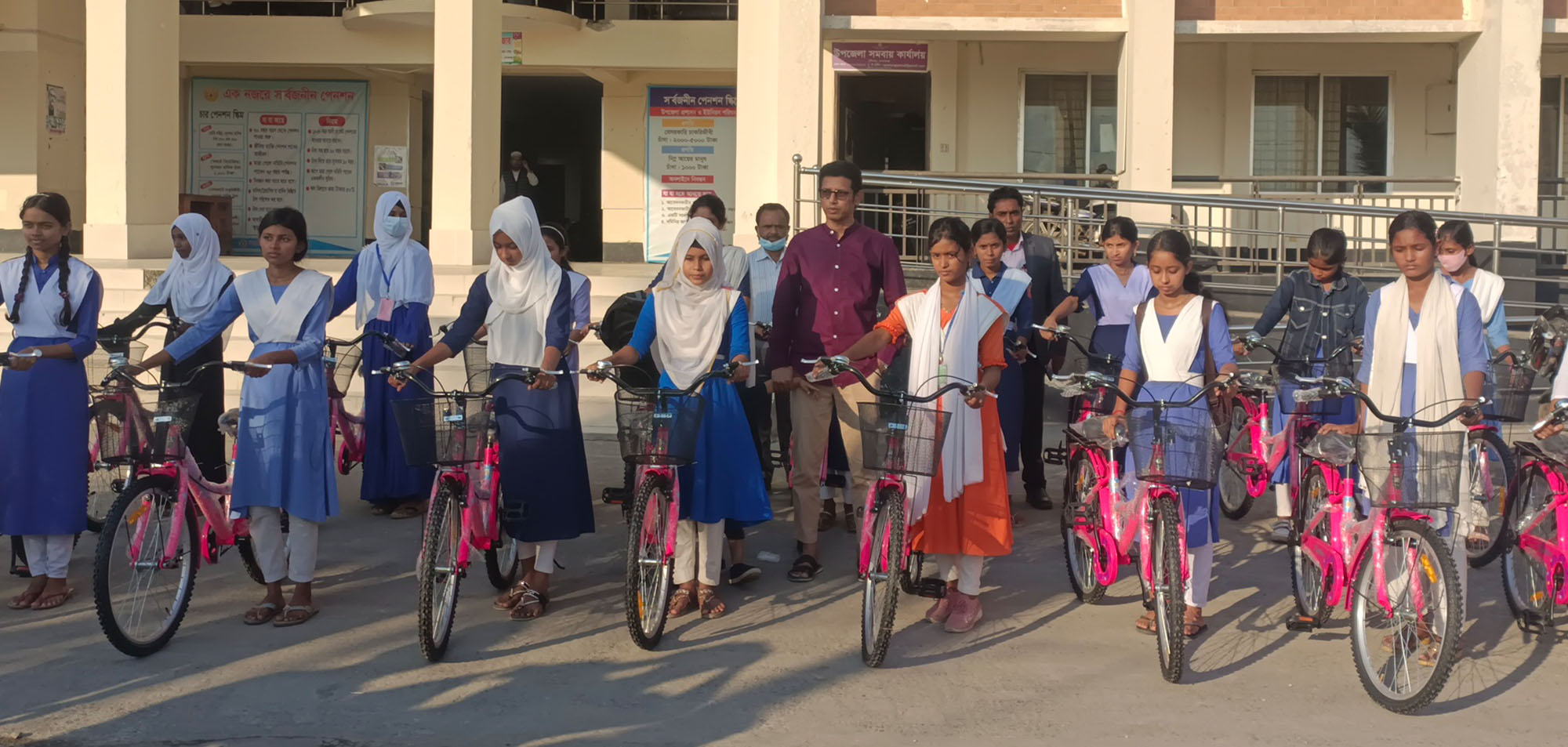 বাইসাইকেল পেয়ে সঠিক সময়ে নিয়মিত বিদ্যালয়ে আসার প্রতিশ্রুতি ২৫ শিক্ষার্থীর