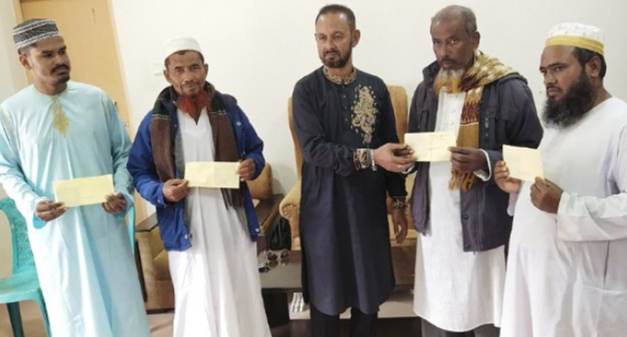 গলাচিপায় মসজিদ-মাদরাসায় অর্থ সহায়তা